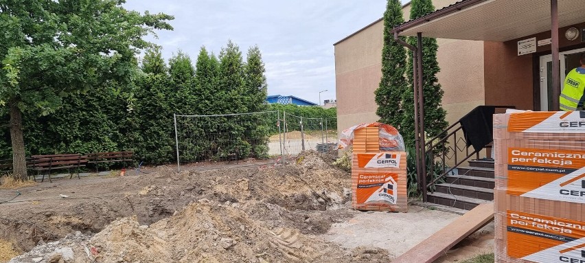 Szkoły w Pleszewie przypominają prawdziwy plac budowy....