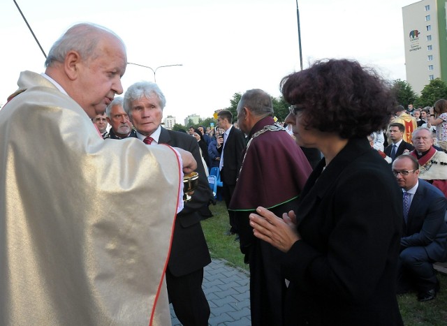 Uroczystości w 25. rocznicę wizyty Jana Pawła II w Lublinie 

W sobotę mija 25 lat od wizyty papieża Jana Pawła II w Lublinie. Po godz. 18 na lubelskich Czubach, przed kościołem pw. Św. Rodziny, rozpoczęła się uroczysta msza św.