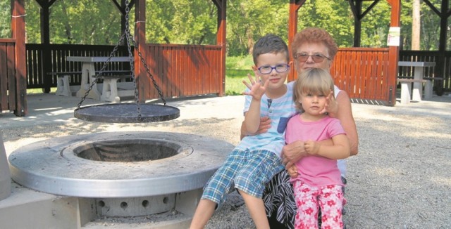 Irena Pinas z wnuczętami często spędza czas w Parku Piaskówka i cieszy się z kolejnej atrakcji