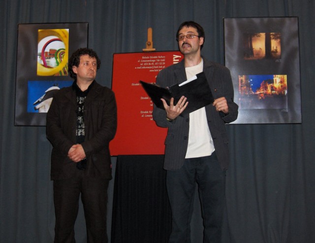 Od lewej Sławomir Grzanek - Prezes Łódzkiego Towarzystwa Fotograficznego i Mateusz Błażejewski - komisarz konkursu podczas otwarcia wystawy