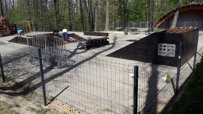 Bochnia. Skatepark w Parku Rodzinnym Uzbornia w remoncie, plac został ogrodzony - zobacz zdjęcia