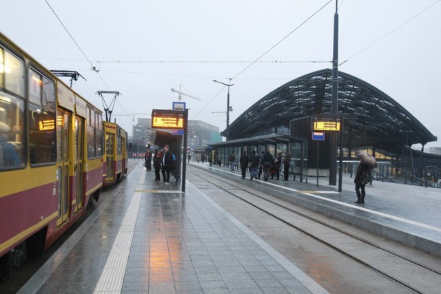 Kilkunastominutowe opóźnienie tramwajów kursujących przy dworcu Łódź Fabryczna, to od poniedziałku standard...