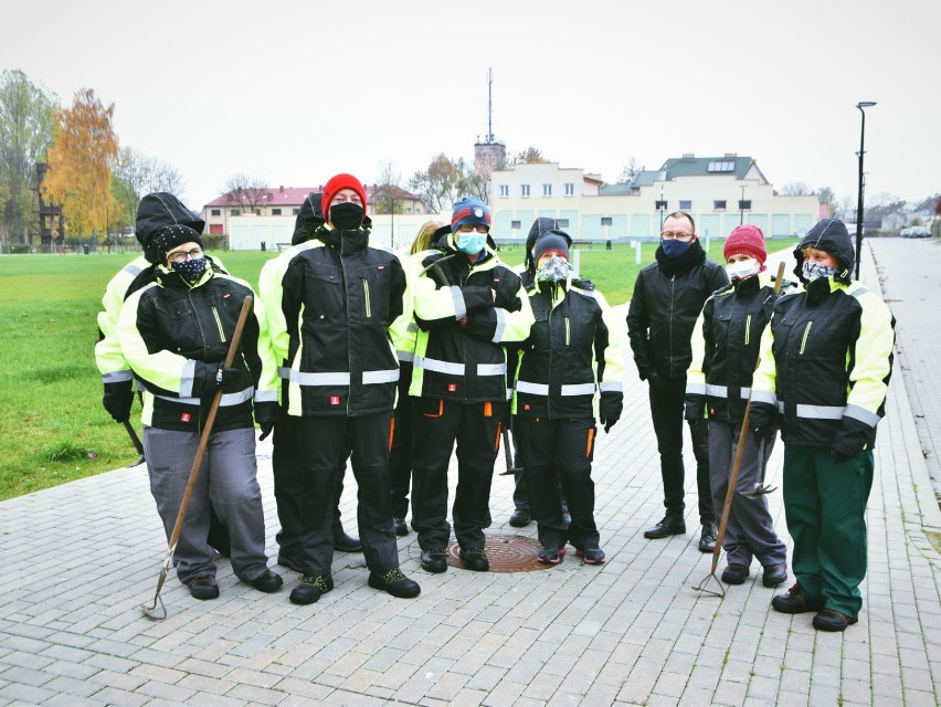 Ośrodek Sportu i Rekreacji w Suwałkach zamknięty więc pracownicy sprzątają koryto rzeki i pielęgnują zieleń [Zdjęcia]