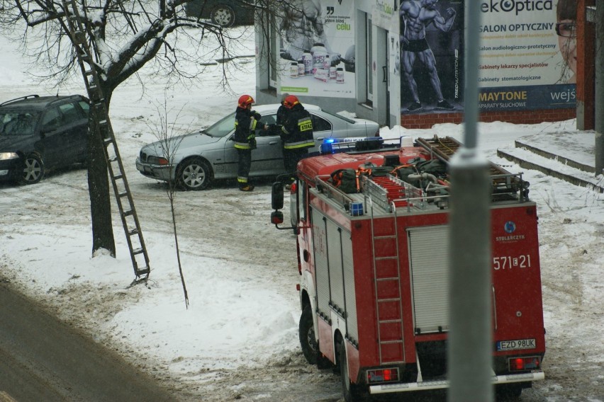 Autem w słup na ul. Sieradzkiej. Seria kolizji na śliskich drogach w Zduńskiej Woli [zdjęcia]