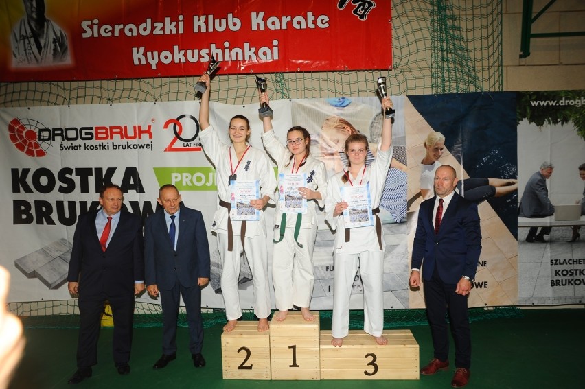 Akademia Karate Kuokushin Radomsko: złoty i srebrny medal Weroniki Mazur w Sieradzu [ZDJĘCIA]