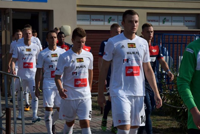 Gnieźnieński Mieszko pokonał w Świeciu Wdę 1:0 i umocnił się w czołówce trzecioligowej tabeli. Sobotni występ nie był jednak popisowym biało-niebieskich.

Sobotnie spotkanie w Świeciu to w wykonaniu mieszkowców dwie zupełnie odmienne, jak czarny i biały czy jak niebo i piekło, połowy. Pierwsze trzy kwadranse to przewaga gnieźnian, którzy całkowicie panowali nad wydarzeniami na murawie. Już w 1 minucie w dogodnej sytuacji znalazł się Adam Konieczny, jednak jego uderzenie odbił jeden z defensorów Wdy. Trzynaście minut później kapitalną interwencją popisał się Bartosz Piotrowski, który przeniósł nad poprzeczką precyzyjne uderzenie sprzed pola karnego Tomasza Bzdęgi. W 21 minucie goście stanęli ponownie przed szansą wyjścia na prowadzenie. Sprzed pola karnego znowu uderzał Bzdęga, futbolówkę odbił przed siebie golkiper gospodarzy, a jako pierwszy dopadł do niej Adam Konieczny i podał do lepiej ustawionego Radosława Mikołajczaka. Niestety uderzenie tego ostatniego, po nodze obrońcy Wdy minęło bramkę świecian. W 34 minucie przewaga podopiecznych Mariusza Bekasa przyniosła gnieźnianom gola. Radosław Mikołajczak wyszedł do prostopadłego podania w pole karne, a w nim podał do Damiana Pawlaka, który był centralnie przed bramką Wdy w wybornych okolicznościach. Niestety pierwsze uderzenie Pawlaka kapitalną interwencją zapobiegł utracie gola Bartosz Piotrowski, ale dobitka naszego zawodnika była już jednak celna i Mieszko prowadził 1:0.  Tuż przed końcem pierwszej odsłony gospodarze po raz pierwszy znaleźli się w okolicach bramki w której stał Wiktor Beśka. Po dośrodkowaniu z rzutu wolnego do piłki doszedł Patryk Jarentowicz, ale jego próbę strzału w ostatniej chwili zablokowali defensorzy Mieszka. W doliczonym czasie gry goście zdobyli jeszcze jedną bramkę, po dośrodkowaniu z rzutu wolnego do piłki przed bramką Piotrowskiego doszedł Adrian Kaliszan i po jego "główce" futbolówka wpadła do siatki. Niestety arbiter nie uznał tego trafienia uznając pozycję spaloną obrońcy Mieszka, ale jak pokazał materiał filmowy zespół sędziowski pomylił się nie uznając gola gnieźnianom.  Pierwsza połowa zakończyła jednobramkowym prowadzeniem Mieszka.

Druga połowa to ciężko strawne widowisko w wykonaniu gości. Nasz zespół cofnął się, nie potrafił utrzymać się przy piłce i skonstruować składnych akcji po których w opałach byliby gospodarze. Wda natomiast bardzo chaotycznie próbowała wykorzystać tą bezbarwność mieszkowców i uzyskała optyczną przewagę. Niewiele z tej przewagi wynikało, gdyż gospodarze nie mieli żadnych argumentów w ofensywie. Gospodarze poczuli dodatkowy wiatr w żagle w 64 minucie kiedy to w konsekwencji drugiej żółtej kartki z boiska wyleciał Taras Maksimov i goście musieli sobie radzić w osłabieniu. W 79 minucie zupełnie z niczego podopieczni Damiana Ejankowskiego oddali strzał z ok 25 metrów, który zatrzymał się na spojeniu słupka i poprzeczki bramki Wiktora Beśki. W końcowych minutach Wda zdobyła bramkę, jednak arbiter jej nie uznał i w sumie nie wiadomo dlaczego to zrobił. Duże pretensje mieli o to gospodarze, ale pamiętajmy, że w pierwszych trzech kwadransach arbiter pomylił się na naszą niekorzyść, więc wyszło na zero. Jako ostatni przed szansą zdobycia bramki stanęli przyjezdni, ale w doliczonym czasie gry uderzenie z bliska Mikołaja Panowicza minęło bramkę Wdy. W końcowym rozrachunku Mieszko pokonał w Świeciu Wdę 1:0 i odniósł drugie zwycięstwo z rzędu.

Po tej wygranej mieszkowcy mają na swoim koncie 20 punktów i cały czas plasują się w ścisłej czołówce trzecioligowej tabeli. Bardzo ciekawie zapowiada się kolejny mecz z udziałem beniaminka z Grodu Lecha. W sobotę o godzinie 15.00 na stadionie przy ulicy Strumykowej podopieczni Mariusza Bekasa zmierzą się z głównym kandydatem do awansu do II ligi - Kotwicą Kołobrzeg.

Bramka: Damian Pawlak (34) - dla Mieszka

Widzów: 300

Sędziował: Mateusz Tarnawski (Jabłowo).

Mieszko: Wiktor Beśka, Taras Maksimov, Michał Steinke, Adrian Kaliszan, Szymon Pająk, Marcin Trojanowski (68 Marcin Tomaszewski), Dawid Radomski, Tomasz Bzdęga, Damian Pawlak (75 Krzysztof Wolkiewicz), Radosław Mikołajczak,  Adam Konieczny (77 Mikołaj Panowicz)

Żółte kartki: Łukasz Wenerski, Bartosz Czerwiński, Michał Żurowski (Wda), Taras Maksimov, Marcin Tomaszewski, Radosław Mikołajczak, Adam Konieczny (Mieszko)

Czerwona kartka: Taras Maksimov (Mieszko) - w konsekwencji dwóch żółtych