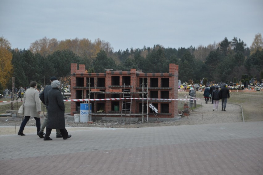 Kolumbarium na cmentarzu w Łodzierzy. Kiedy zacznie działać? Ile trzeba zapłacić za umieszczenie w nim urny?