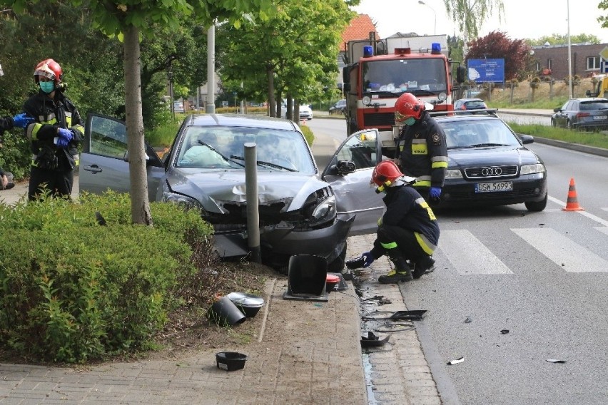 wypadek na ulicy Wyścigowej we Wrocławiu, straż pożarna.