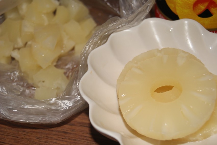 Krążki ananasa pokroić na kawałki i włożyć do zamrażalnika (...