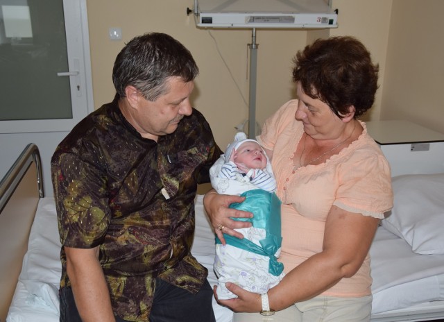 Dominika Alicja Ćwiklińska z Subków, ur. 31.07.2018 r., godz. 13.10, 3900 g, 58 cm. Z babcią Joanną i dziadkiem Stanisławem