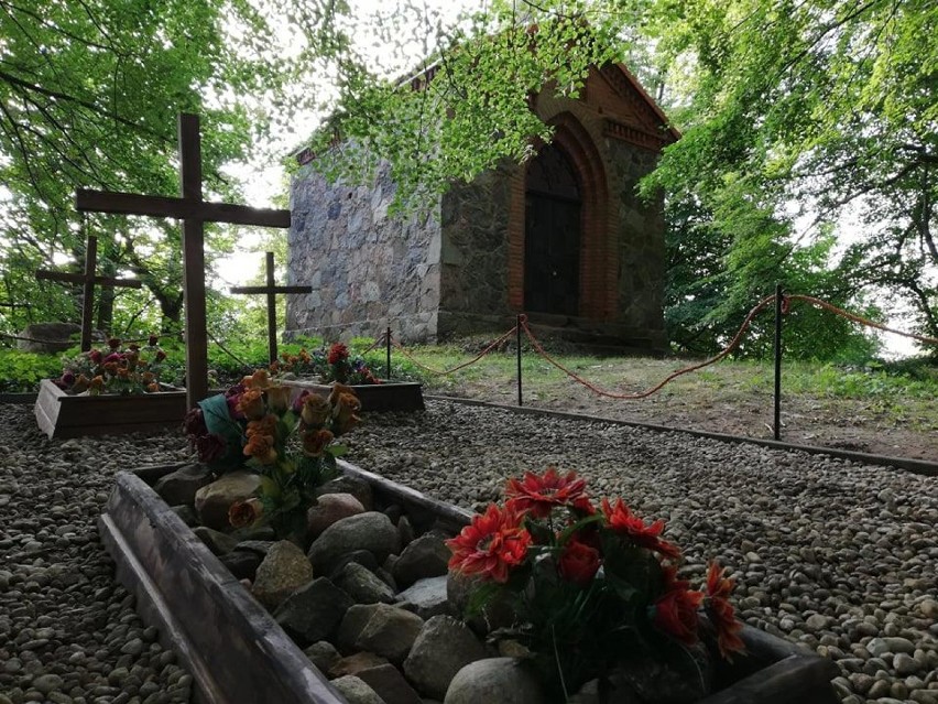 Kaplica w Mieroszynie rodziny Hannemanów: jej otoczenie zmieniło się, gdy zaopiekowali się nią młodzi strażacy z OSP Mieroszyno