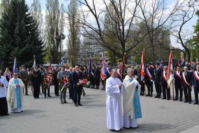 Uroczystości Trzeciomajowe przed bazyliką konkatedralną jako hołd twórcom Konstytucji 3 Maja