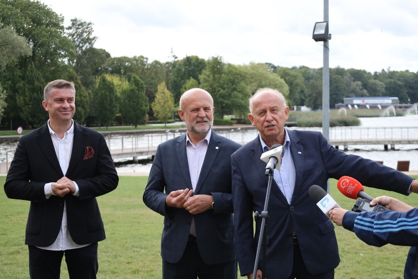 Od prawej - Jan Kuriata, starosta Krzysztof Lis i Roman...
