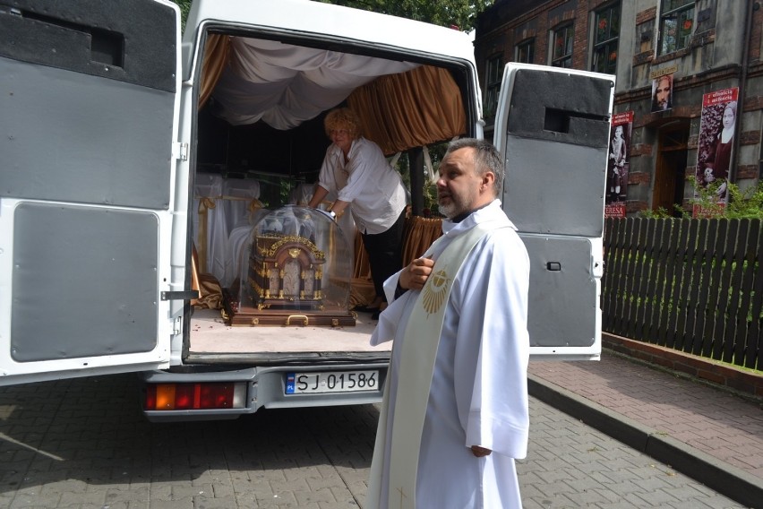 ŚDM Jaworzno: relikwie św. Teresy od Dzieciatka Jezus w Betlejem w Jaworznie [ZDJĘCIA]