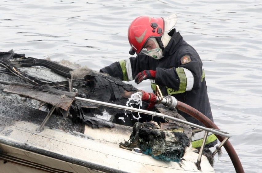 W gdyńskiej marinie paliła się łódka, na której przebywały trzy osoby. Poszkodowana jest dziewczynka