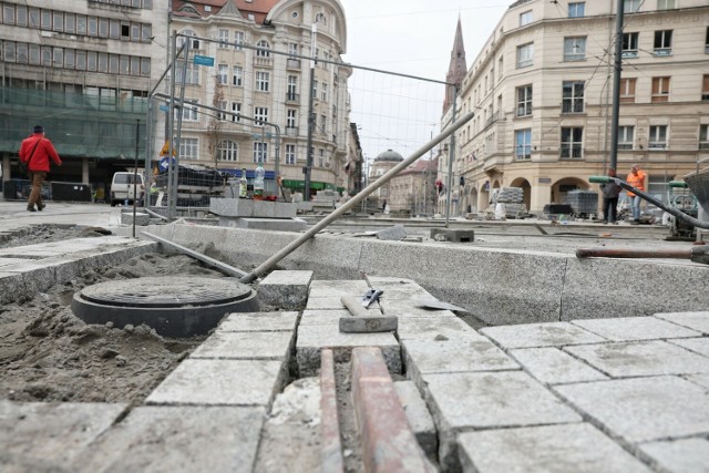 Przy Okrąglaku miał powstać łuk dla tramwajów. Tymczasem przy zwrotnicy, która miała na łuk prowadzić zaczęto układać... krawężnik w poprzek przyszłego toru.