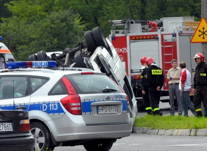 Al. Warszawska: Wypadek busa. Są ranni (WIDEO, ZDJĘCIA)