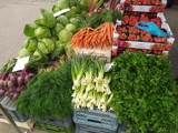 Targ w Żarach tonie w zieleni i pięknych kolorach. Zobaczcie zdjęcia z wtorku, ceny warzyw, owoców i kwiatów