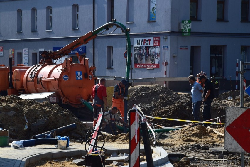 Budowa ronda w Wieluniu. Mieszkańcy centrum miasta bez wody ZDJĘCIA