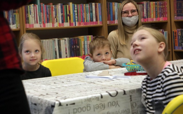 Feryjne zajęcia dla dzieci w bibliotece przy ul. Mikołaja z Ryńska 1