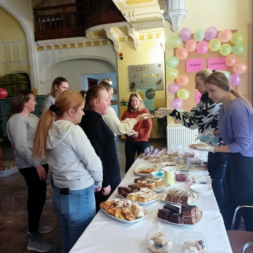 Piekli ciasta dla Wiktorii. Dzięki ich sprzedaży uzbierano ponad 2 tys. zł na wózek inwalidzki dla chorej dziewczynki [ZDJĘCIA]
