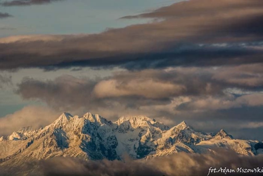 Ośnieżone Tatry widziane z Krynicy-Zdroju