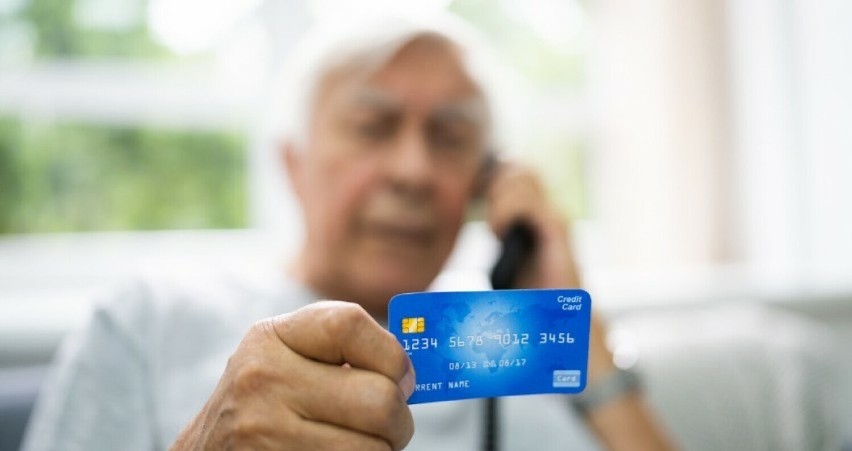 Aż 84 procent seniorów opłaca swoje codzienne zakupy kartami