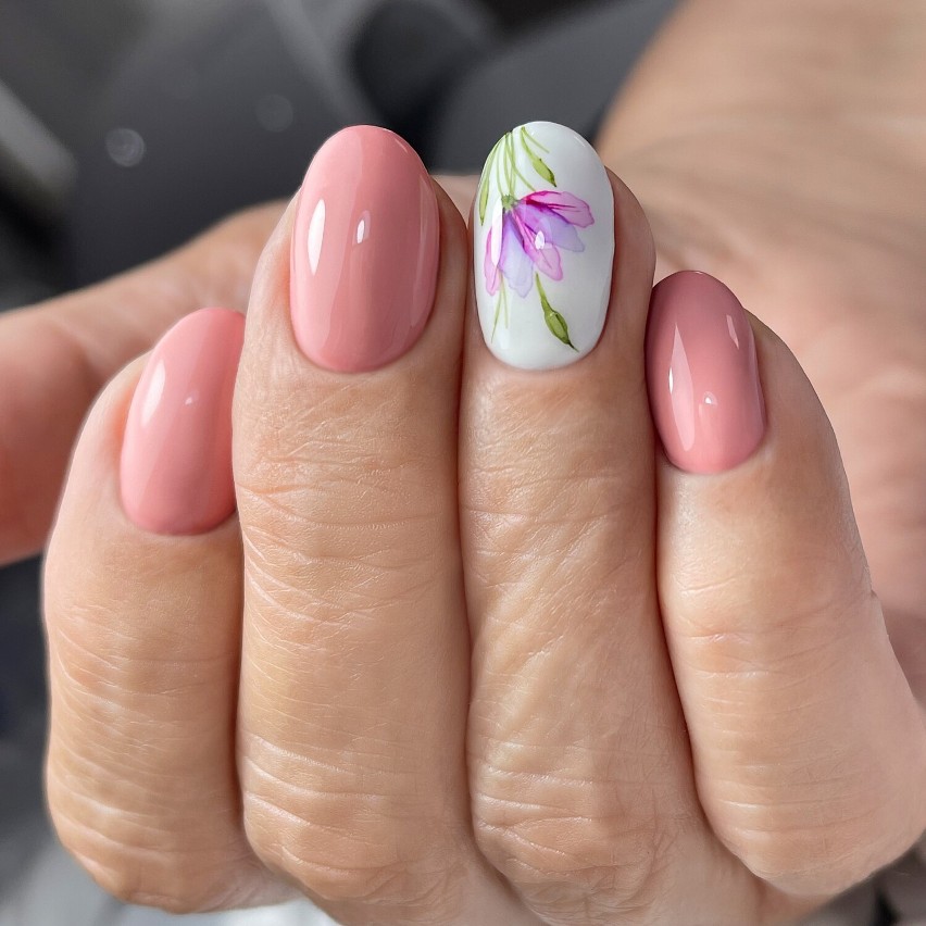 Jeśli szukasz pomysłu na manicure postaw na kwiaty na...