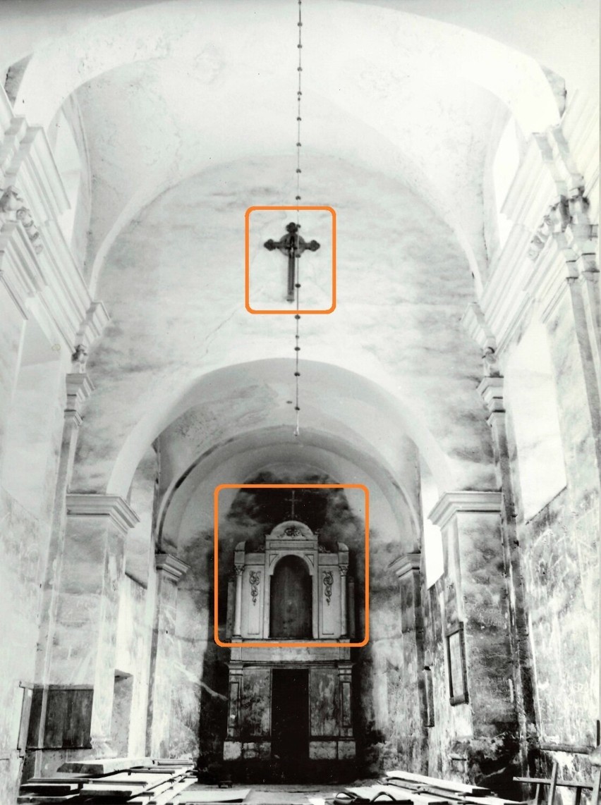 Chełm, cerkiew unicka pw. św. Mikołaja, wnętrze, fot. Alicja Krzak, 1976 r. Na fotografii oznaczono elementy wyposażenia świątyni ukryte w kapsule czasu.