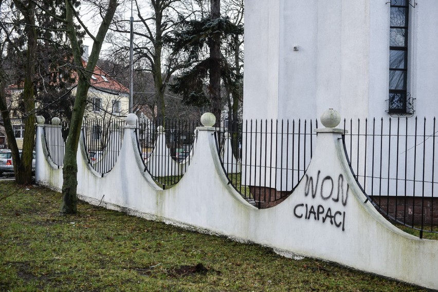 Pomalowali meczet w Gdańsku [ZDJĘCIA, WIDEO] " Won Ciapaci" nabazgrali na murze