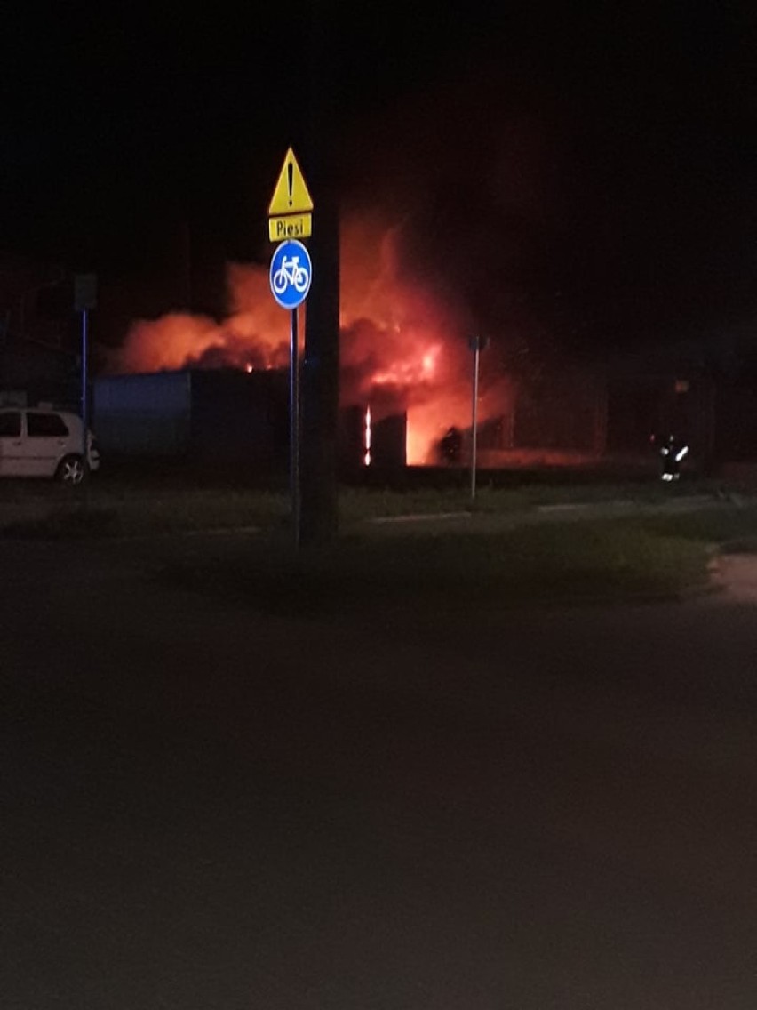 Pożar garaży przy ul. Grudziądzkiej w Kwidzynie. Trwa ustalanie przyczyny