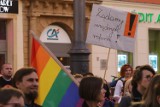Wrocławscy nauczyciele protestowali pod pręgierzem. "MEN do tablicy" [ZDJĘCIA]