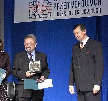 Nagrodę odebrał z rąk prezesa MTP Bogusława Zalewskiego (z prawej) - Jerzy Gruszka, prezes GE Enea i jednocześnie wiceprezes PTPiREE . Fot. R. Ciepliński