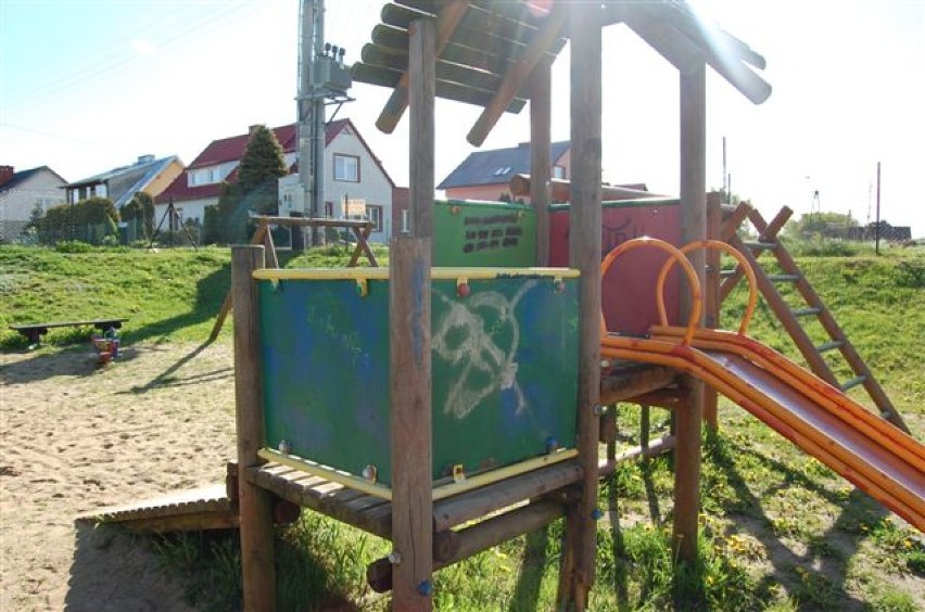 Zniszczone place zabaw w gminie Żukowo