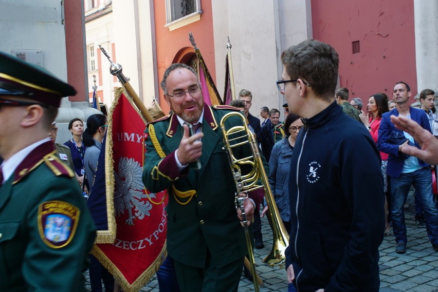 - Określone w konstytucji standardy, zapewniają...