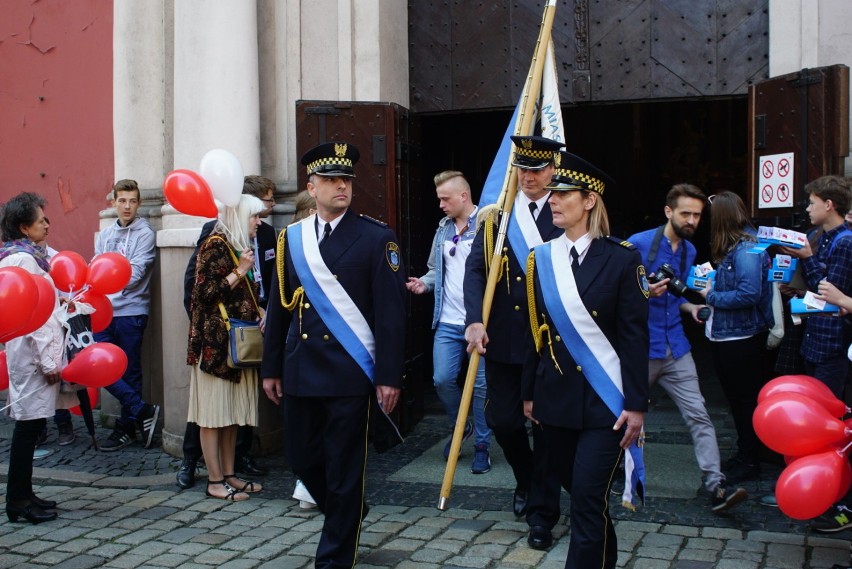 - Określone w konstytucji standardy, zapewniają...