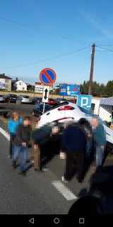 Wypadek w Zabełkowie. Auto utknęło na skarpie [ZDJĘCIE]