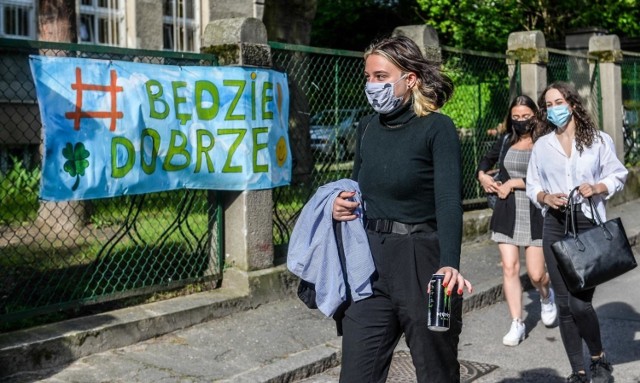 Na maturze nie zawsze jest "dobrze": w województwie łódzkim mamy ponad 3 tys. poprawkowiczów – absolwentów liceów i techników z 2021 r., którzy w maju nie zdali jednego z trzech obowiązkowych sprawdzianów pisemnych na egzaminie dojrzałości (najczęściej była to matematyka). Pojedyncze potknięcie uprawnia do udziału w poprawce zaplanowanej na 24 sierpnia (w przypadku dwóch szansa na zdobycie matury pojawi się dopiero w 2022 r.).