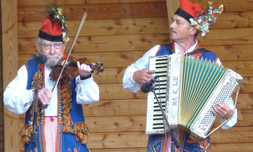 Kapele... pod parasolami. Ruszyły jubileuszowe 40. Buskie Spotkania z Folklorem