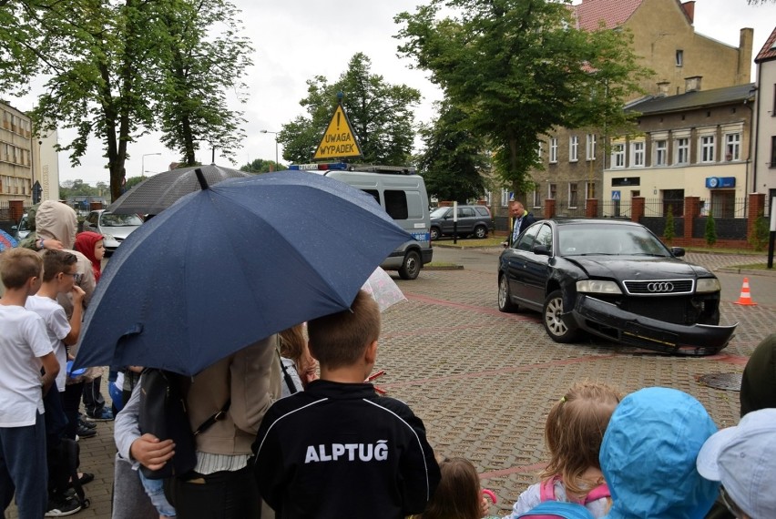 Audi rozbite pod stargardzką komendą policji. Ranny młody kierowca. To na szczęście tylko symulacja wypadku FOTO, WIDEO