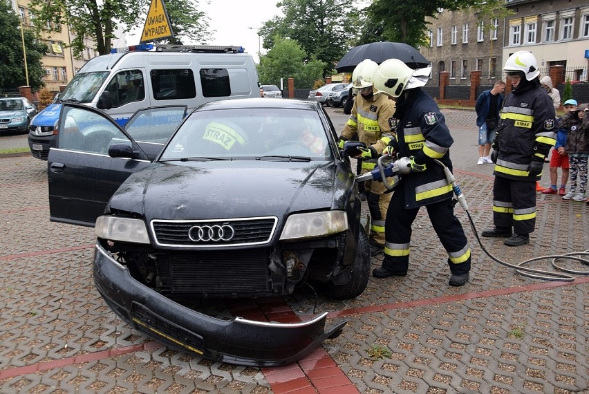 Audi rozbite pod stargardzką komendą policji. Ranny młody kierowca. To na szczęście tylko symulacja wypadku FOTO, WIDEO