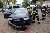 Audi rozbite pod stargardzką komendą policji. Ranny młody kierowca. To na szczęście tylko symulacja wypadku FOTO, WIDEO