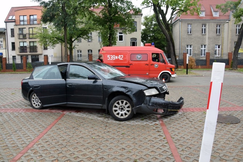 Audi rozbite pod stargardzką komendą policji. Ranny młody kierowca. To na szczęście tylko symulacja wypadku FOTO, WIDEO