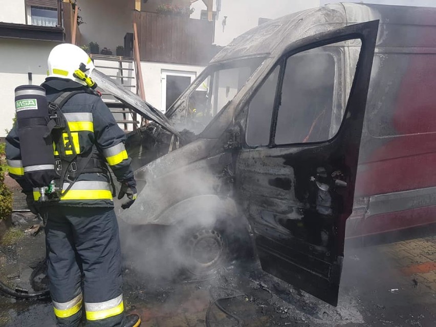 Gasili pożar samochodu dostawczego w Sękowie [ZDJĘCIA]