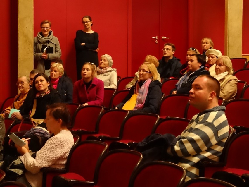 Grupa poznaniaków wybrała się na teatralny spacer po swoim...