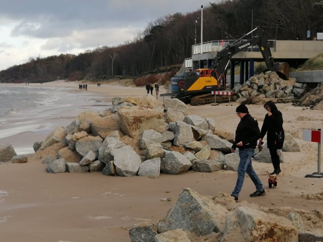 Na plaży zachodniej trwa umacnianie brzegu morskiego