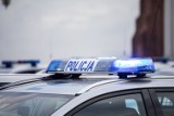 Zdenerwował się na widok policjantów i wyrzucił narkotyki na chodnik