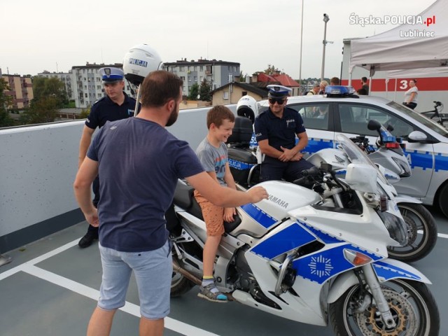 Policjanci nie próżnowali podczas otwarcia centrum przesiadkowego w Lublińcu