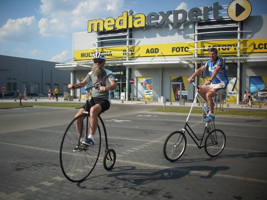 Z przodu replika bicykla - roweru sprzed 100 lat. Z tyłu...