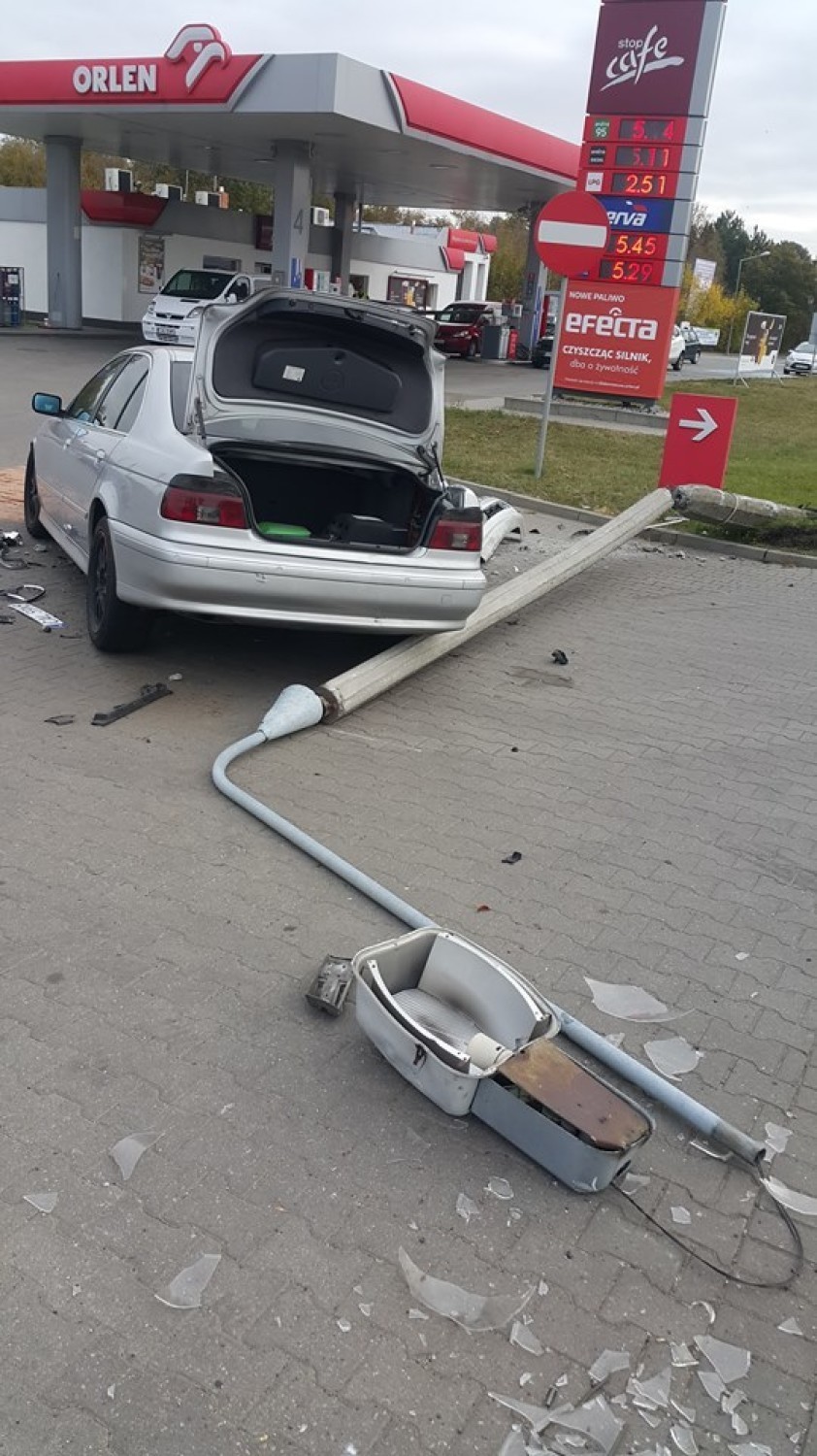 Wypadek na ulicy Mikołaja Kopernika w Ciechocinku. Kierowca BMW w stanie po użyciu alkoholu uderzył w latarnie [zdjęcia]